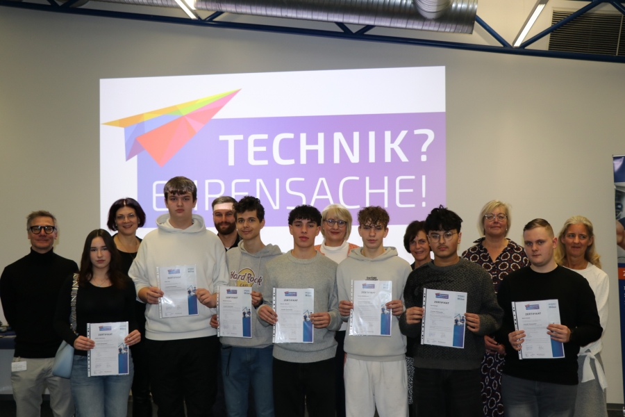 Durchlaufen gemeinsam die erste Runde: (vorne v.l.) Dr. Fabian Fricke (Ausbildungsleiter BENTELER), Sesilia Lütkemeyer, Jason Fast, Dominik Kuchanny,  Bennet Albrecht, Enrico Scheidemann, Lias Rudolph und Mario Ian Gockel  (hinten v.l.) Silke Kohaupt (Schulausschussvorsitzende des Kreises Paderborn), Thomas Müller (Ausbilder BENTELER), Annette Mühlenhoff (Dezernentin der Paderborner Kreisverwaltung), Petra Münstermann (Bildungs- und Integrationszentrum Kreis Paderborn), Sibylle Petry (Mitarbeiterin GPDM), Nicole Glawe-Miersch (Projektkoordinatorin GPDM) © Kreis Paderborn 